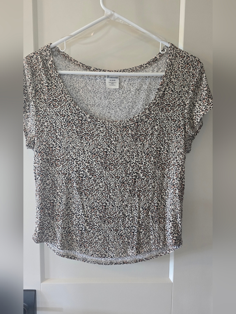 No Boundries Scoop Neck Leopard Print Crop Sleeved Tee, Size XL